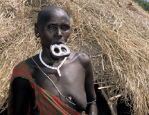 Östliches Afrika, Äthiopien: Im Land der Surma - Surma-Frau mit Tellerlippenscheibe