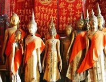 Südostasien, Laos: Land des Lächelns - Goldene Statuen in einer Tempelanlage