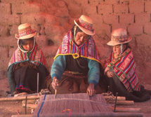 Südamerika, Peru - Bolivien: Pachamama-Reise - Indio-Frauen mit traditionellem Webrahmen